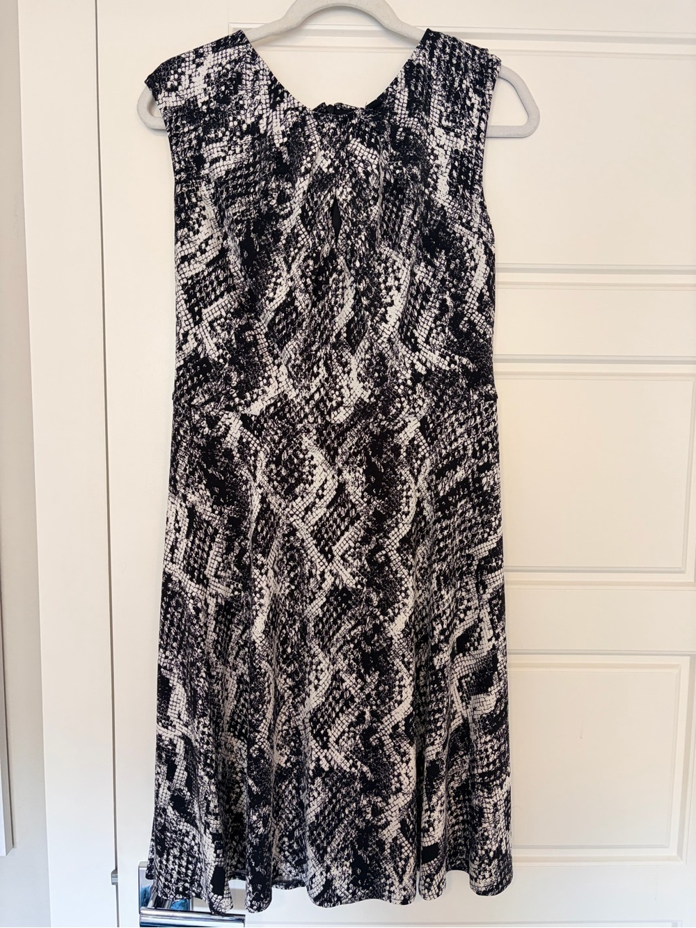 Sleeveless Black & White Snake Print Key hole fit and flare. Wisp. Size 10